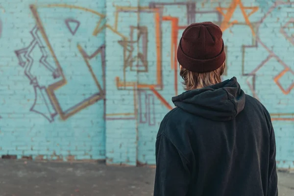 Вид Сзади Человека Смотрящего Красочные Граффити Стене — стоковое фото