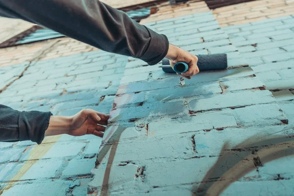 Bijgesneden Uitzicht Straat Kunstenaar Schilderen Muur Met Roller — Stockfoto