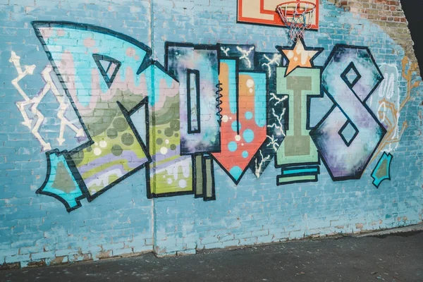 Kleurrijke Graffiti Muur Met Basketbal Hoepel Nachts — Stockfoto