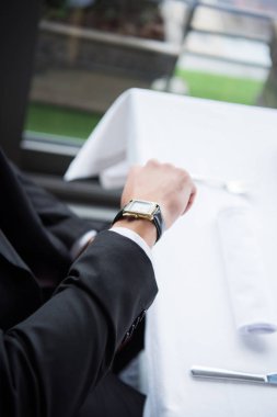 erkek bilek üzerinde şık saatinin görünümü kadar kapatın