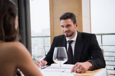 Kısmi görünümünde çift romantik tarihte Restoran st Sevgililer günü