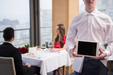 Garson gösteren tablet restoranda elinde seçici odak