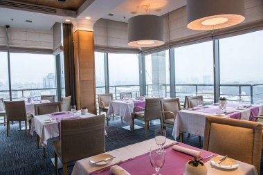 Tabloları rahat restoran ziyaret için hizmet