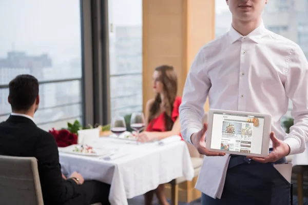 Foco Seletivo Garçom Mostrando Tablet Mãos Restaurante — Fotografia de Stock