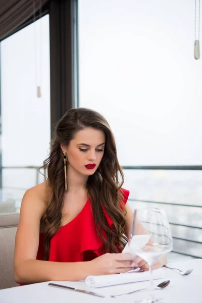 Potret Wanita Cantik Termenung Menggunakan Smartphone Sambil Menunggu Pacar Restoran — Stok Foto