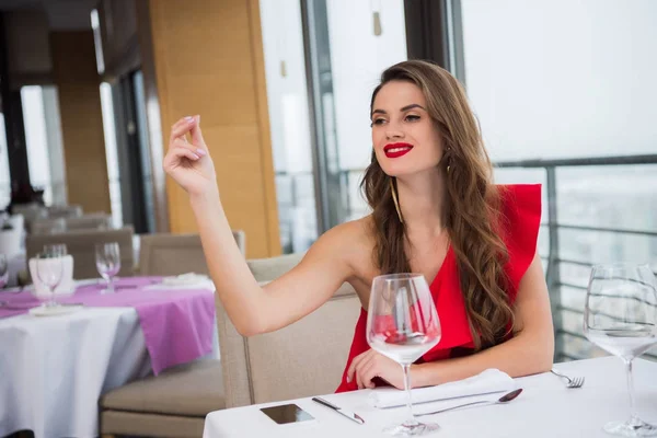 Portrait Smiling Woman Calling Waiter Restaurant — Stock Photo, Image