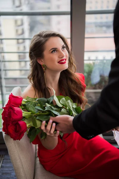 Partial View Man Presenting Bouquet Flowers Girlfriend Romantic Date Restaurant — Stock Photo, Image