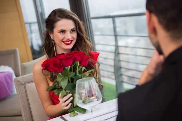 Smiling Woman Bouquet Roses Romantic Date Boyfriend Restaurant Valentine Day — Stock Photo, Image