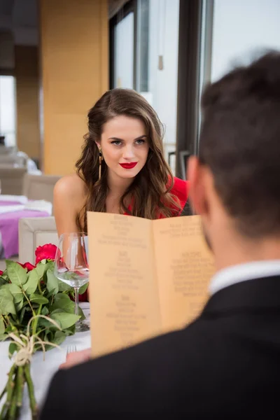 Mulher Sorrindo Olhando Para Namorado Durante Data Dia São Valentim — Fotografia de Stock