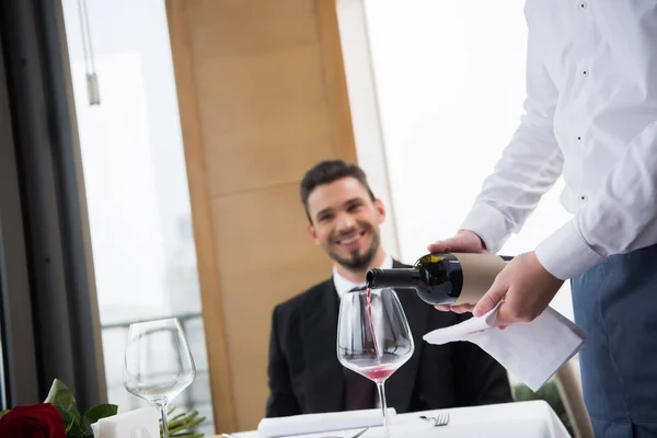 Garsona Kırmızı Şarap Kadehinin Restoranda Içine Dökme Seçici Odak — Stok fotoğraf