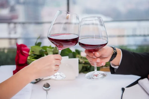 Tiro Cortado Copos Casal Clinking Vinho Tinto Enquanto Celebra Dia — Fotografia de Stock
