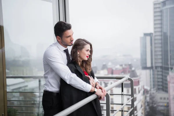 Jovem Casal Apaixonado Varanda Juntos — Fotografia de Stock