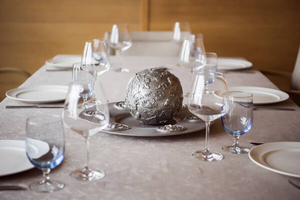 Close up view of arrangement of cutlery, decorations and empty wineglasses on table in restaurant — Stock Image Close View Arrangement Cutlery Decorations Empty Wineglasses Table Restaurant Stock Image