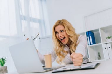 laptop ile çalışırken çığlık işkadını