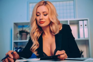 ofisinde bir şey dekolte okuma ile sarışın seksi kadın
