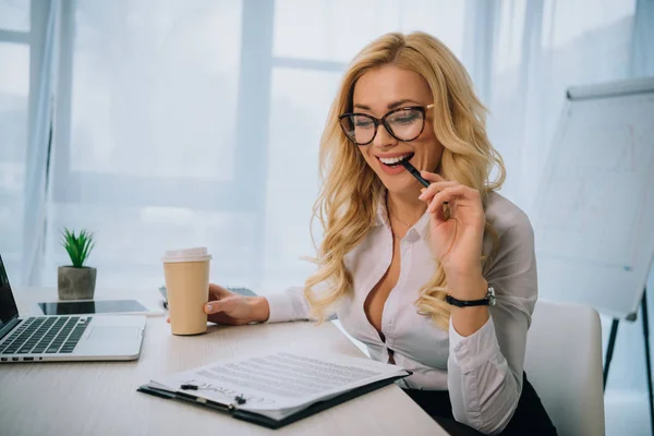 Lächelnde Sexy Geschäftsfrau Liest Arbeitsvertrag Und Beißt Bleistift — Stockfoto