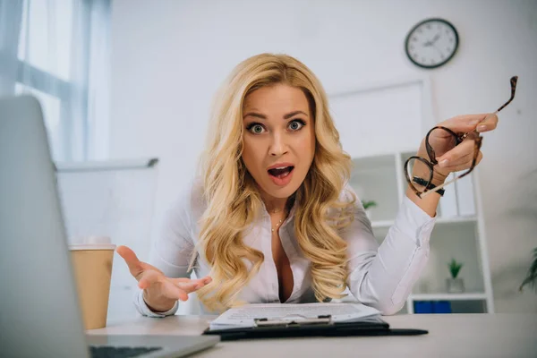 Angry Businesswoman Screaming Looking Camera — Stock Photo, Image