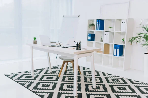 Büro Mit Weißem Holzstuhl Und Tisch — Stockfoto