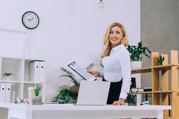 Lachende Vrouw Bedrijf Documenten Zoek Weg — Stockfoto