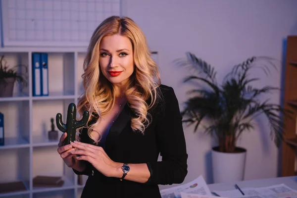 Ler Sexig Kvinna Håller Konstgjorda Cactus Office Och Titta Kameran — Stockfoto