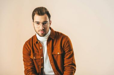 bej üzerinde izole kamera bakarak yakışıklı genç adam portresi