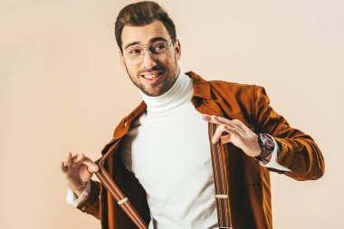 poz izole bej üzerinde iken uzakta görünen şık genç adam portresi