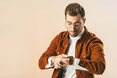 yakışıklı adam üzerinde bej izole izle zamanında kontrol portresi