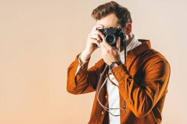 moda insanın üzerinde bej izole fotoğraf makinesinde çekim gizlenmiş görünümü