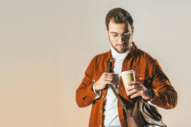 Tek kullanımlık bardak kahve el üzerinde izole bej arıyorum bir çanta moda adam portresi