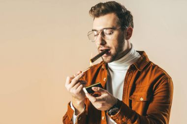 puro üzerinde bej izole aydınlatma gözlük şık adam portresi