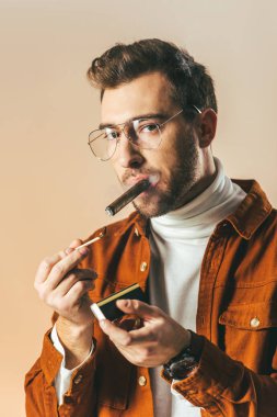 puro üzerinde bej izole aydınlatma gözlük şık adam portresi