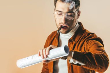 puro ve bej izole izle zamanında kontrol gazete ile işadamı portresi