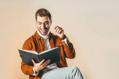 neşeli adam gönüllülük defter üzerinde bej izole portresi