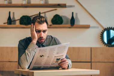 kafede masada gazetede şok işadamı portresi