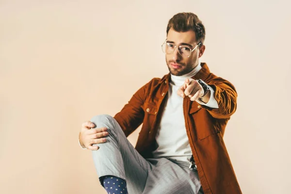 Foco Selectivo Del Hombre Moda Gafas Que Apuntan Cámara Aislada — Foto de Stock