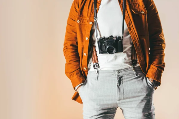 Частковий Вигляд Людини Модному Одязі Фотоапаратом Ізольовано Бежевому — стокове фото