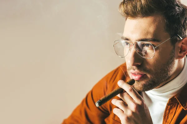 Портрет Модного Задумчивого Человека Курящего Сигару Смотрящего Сторону Изолированного Бежевого — Бесплатное стоковое фото