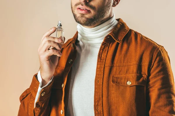 Plan Recadré Homme Élégant Appliquant Parfum Isolé Sur Beige — Photo