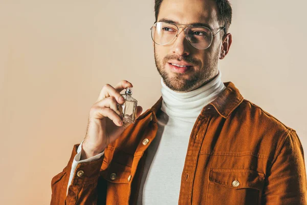 Portret Van Stijlvolle Jongeman Toepassen Van Parfum Geïsoleerd Beige — Stockfoto