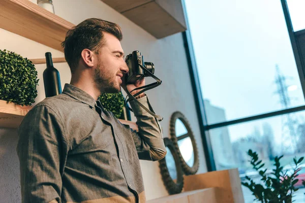 Side View Smiling Man Taking Picture Photo Camera Cafe — Free Stock Photo