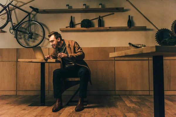 Hombre Sonriente Con Vaso Whisky Usando Portátil Mesa Cafetería —  Fotos de Stock