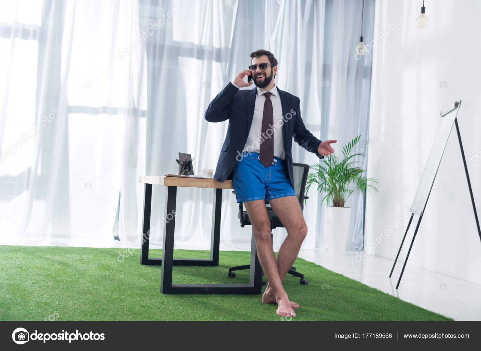 Мужик смотрит в штаны. Мужчина в пиджаке в офисе. Парень в офисе. Бизнесмен в шортах