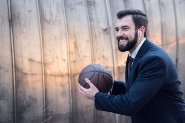 sokak basketbol topu ile kulaklık gülümseyen işadamı portresi