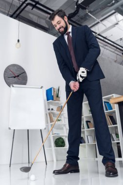 işadamı gülümseyen düşük açılı görünümü uygun Office oynarken golf