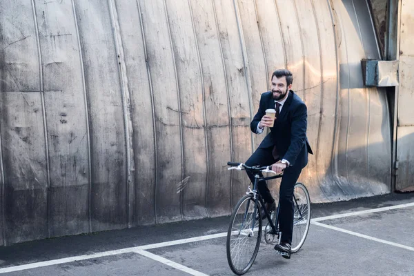 Homem Negócios Sorridente Terno Com Café Para Andar Bicicleta Mão — Fotografia de Stock