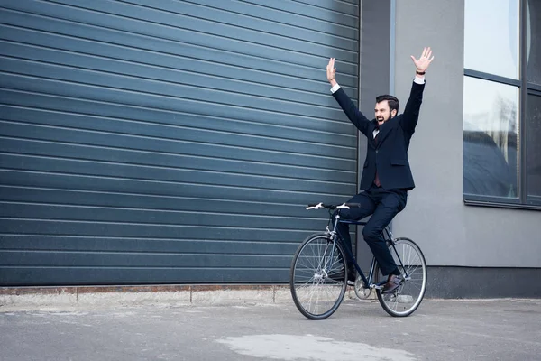 Animado Jovem Empresário Com Braços Estendidos Andar Bicicleta Rua — Fotografia de Stock