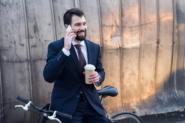 Portret Van Vrolijke Zakenman Met Koffie Gaan Praten Smartphone Straat — Gratis stockfoto