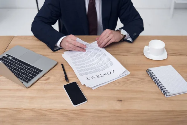 Visão Parcial Empresário Com Contrato Sentado Local Trabalho Escritório — Fotografia de Stock