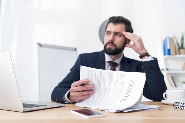 Homem Negócios Pensivo Com Contrato Sentado Local Trabalho Escritório — Fotografia de Stock