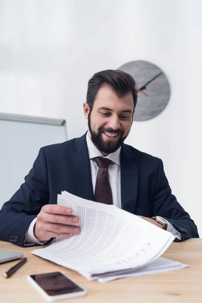 Homme Affaires Souriant Avec Contrat Assis Sur Lieu Travail Bureau — Photo gratuite